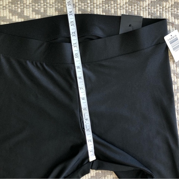 Torrid liquid black crop legging cutout side detail size 2 - Picture 5 of 11